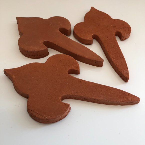 SET/3 Hand-Crafted Terra Cotta Fleur de Lis - Picture 3 of 4